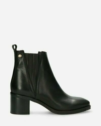 Chelsea ankle boot soft smooth leather black